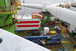 Tierras & aerogenerador generador eólico de parte de la comunidad de  ejecutar las turbinas por Powergen produciendo energía verde al  Aldea-Recurso de Norfolk East Anglia Inglaterra Fotografía de stock - Alamy