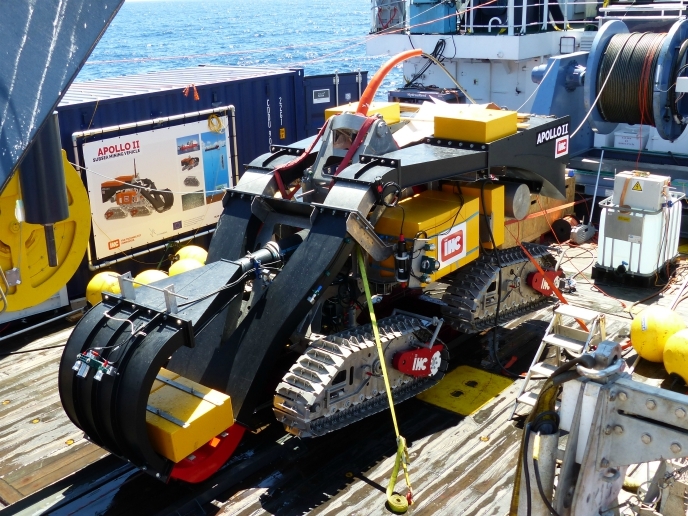 Deep-sea mining system for polymetallic nodules in the oceanic abyss ...
